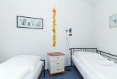 Schlafzimmer mit zwei Einzelbetten