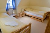 Schlafzimmer mit zwei Einzelbetten