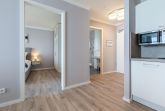 Wohn-/Essbereich mit Zugang zum Schlaf- und Badezimmer