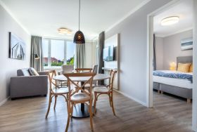Wohn-/Essbereich mit Zugang zum Schlafzimmer