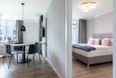 Wohn-/Essbereich mit Zugang zum Schlafzimmer