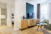 Wohn-/Essbereich mit Flatscreen-TV
