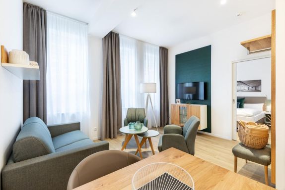 Wohn-/Essbereich mit Zugang zum Schlafzimmer