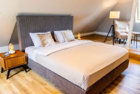 Doppelbett mit Nachttischen