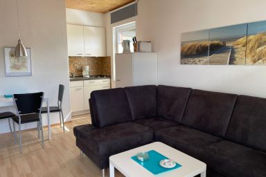 Strand-Zeit - Helle Ferienwohnung für 2-3 Gäste mit PKW-Stellplatz & Balkon in Kellenhusen