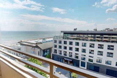 Grömitz Center - Frisch renovierte helle Meerblick-Ferienwohnung in der 8. Etage im Grömitz-Center am Strand