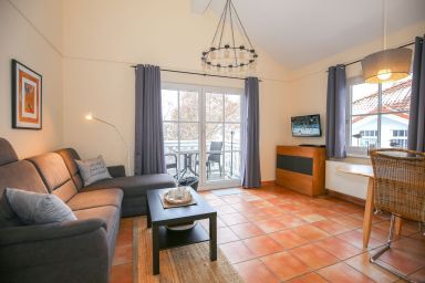Strandstraße 16 - Ferienwohnung Kühlungsborn – 2 Zimmer für 3 Personen, Balkon & Tiefgarage