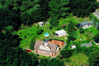 Geräumiges und liebevoll eingerichtetes Ferienhaus für bis zu zehn Personen mit Terrasse und Grill im Garten