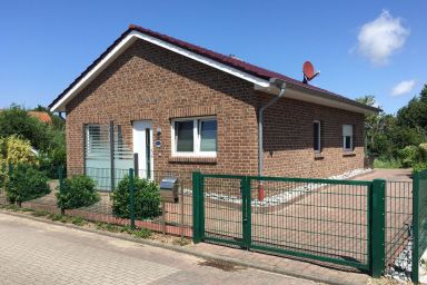 Ferienhaus in Dorumer Neufeld mit Grill, Garten und Terrasse