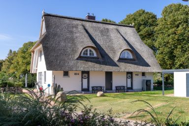 Dünenrose und Tuttelduuv unter Reet mit Kamin und Garten - Reet-Haus XL mit 4 Schlafzimmern, Kamin und Garten