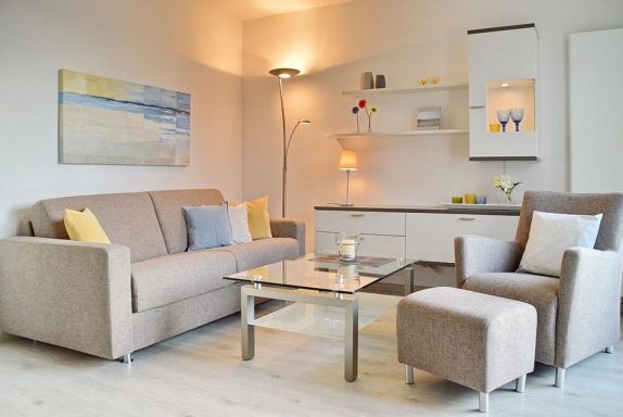 Wohnzimmer mit Couch und Sessel