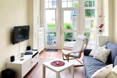 Strandstraße 16 - Hübsche, strandnahe Ferienwohnung an der Ostsee mit Terrasse - ideal für Paare!