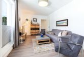 Wohn-/Essbereich mit Doppelschlafcouch, Couchtisch und Sesse