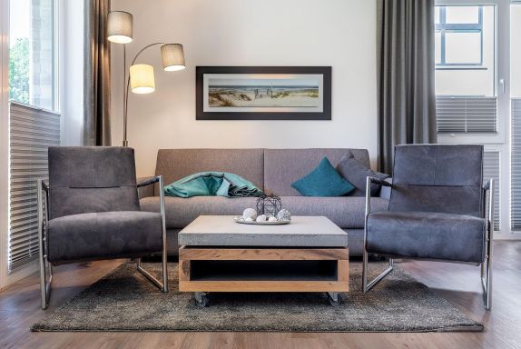 Wohn-/Essbereich mit Doppelschlafcouch und Sessel