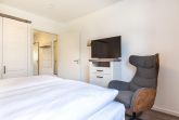 Schlafzimmer mir TV und Sessel