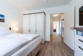 Schlafzimmer mit Zugang zum Wohnbereich