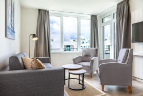 Wohn-/Essbereich mit Doppelschlafcouch und Sitzgelegenheit