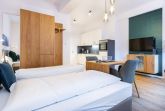 Wohn-/Schlafbereich mit Boxspringbett