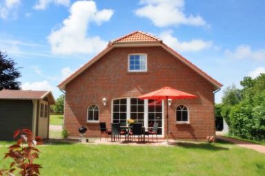Mittsommer - Schönes Ferienhaus (100qm) für 6 Personen mit Kamin, Garten und Wasserzugang