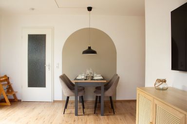 Cubanzestraße 43 - Helle Ferienwohnung mit Terrasse, Modernes Bad mit Dusche und Badewanne