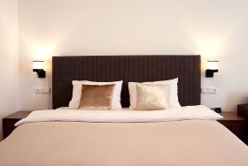 Doppelbett mit Kissen