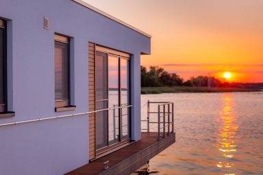 KranichNest Schwimmhaus - Uferhaus am Bodden Ostsee - KranichNest Schwimmhaus: Seeblick, Terrasse, Kaminofen & Platz für 4 Gäste
