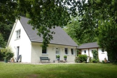 Ferienhaus mit Saunahaus in Alleinlage in Gudendorf