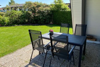 Nurdachhaus in Burhave mit Garten