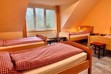 Nordsee-Jugendheim Delphin - 4-Bett-Zimmer mit sanitären Einrichtungen auf dem Flur im 1. Obergeschoss - barrierefrei