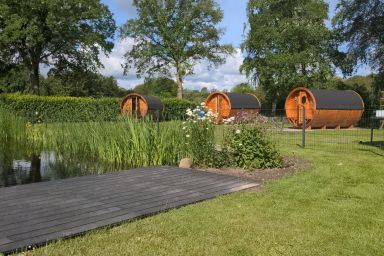 Gemütliches Schlaffass am Schwimmteich mit Heizung