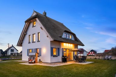 Rügenzauber – Reetdachhaus mit Sauna u. Kamin | Strandnähe | Garten
