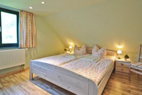 Schlafzimmer mit Doppelbett