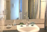 Badezimmer mit Waschtisch und Spiegel