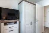 Schlafzimmer mit Kleiderschrank und TV