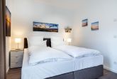 Schlafzimmer mit Boxspringbett (1,80 x 2,00 m)