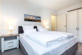 Schlafzimmer "1" mit Boxspringbett und Kleiderschrank