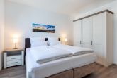 Schlafzimmer mit Boxspringbett und Kleiderschrank