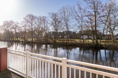 NordseeResort Friesland Ferienhäuser - Top-Ferienhaus am Deich mit Terrasse am Wasser, Balkon, Sauna, Kamin & Hot Tub