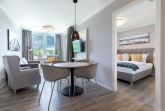 Wohn-/Essbereich mit Zugang zum Schlafzimmer