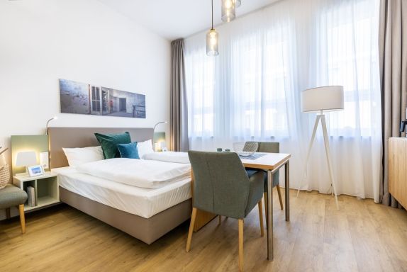 Wohn-/Schlafbereich mit Boxspringbett