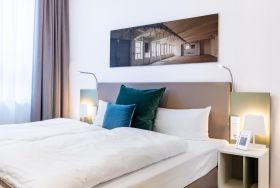 Wohn-/Schlafbereich mit Boxspringbett