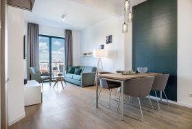 Wohn-/Essbereich mit Sitzgelegenheit