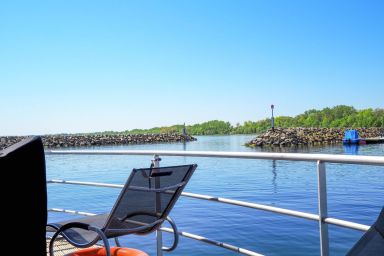 FLOATING 44 in Boltenhagen - Boot 8 in exklusiver Lage mit besonderer Ausstattung und Satelliteninternet - FLOATING 44 in Boltenhagen - festliegendes Hausboot in der Weißen Wiek