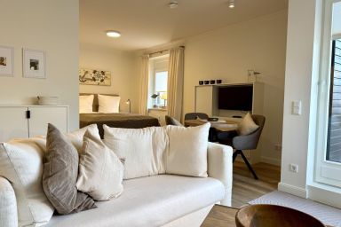 Utkiek - Modernes App., strandnah, Balkon, Stellplatz, WLAN. Haustier erlaubt.