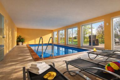 Ostseelandsitz Mira Belle Fewo 2 mit Indoor Pool und Sauna - Großzügige Ferienwohnung mit Garten, Pool, Sauna und Terrasse