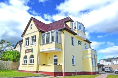 Villa Sanke - Ferienapartement mit sonniger Loggia mit Meerblick, Stellplatz  und WLAN