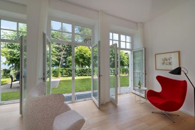Ferienwohnung mit Balkon, Terrasse, eigenem Garten, Meerblick und direktem Strandzugang für sechs Personen