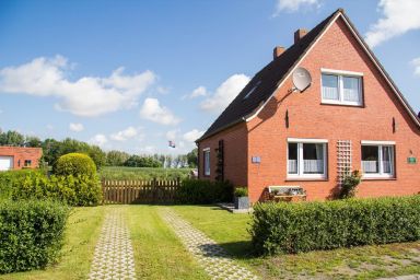 Ferienhaus mit Sonnenterrasse, Parkplatz und Garage sowie einem gemütlichen Kamin