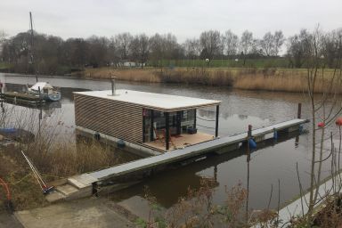 Hausboot für vier Personen mit Kamin und Terrasse