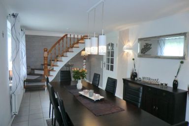 Exklusives 160 qm großes Haus mit hundesicher eingezäuntem Grundstück (1.500 qm) sowie Kaminofen und Sauna.